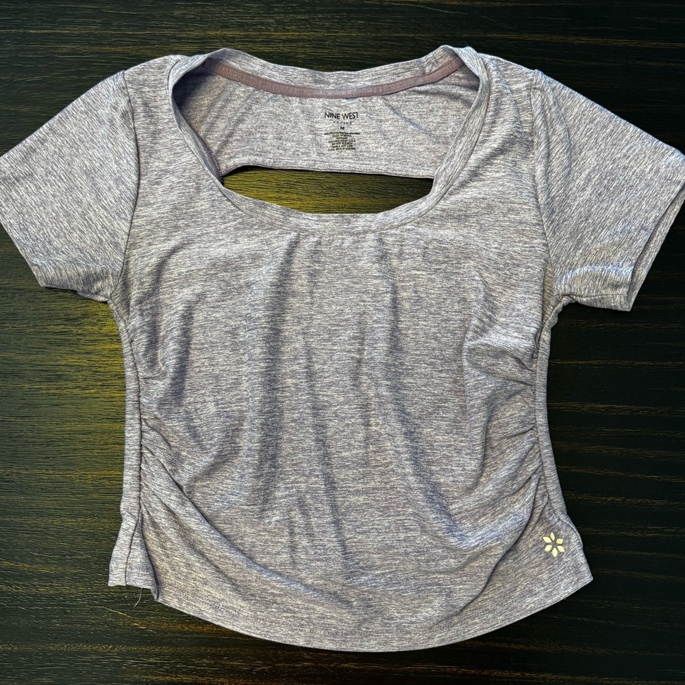 LOT (13 pieces) of running/workout clothes. - Picture 10 of 16